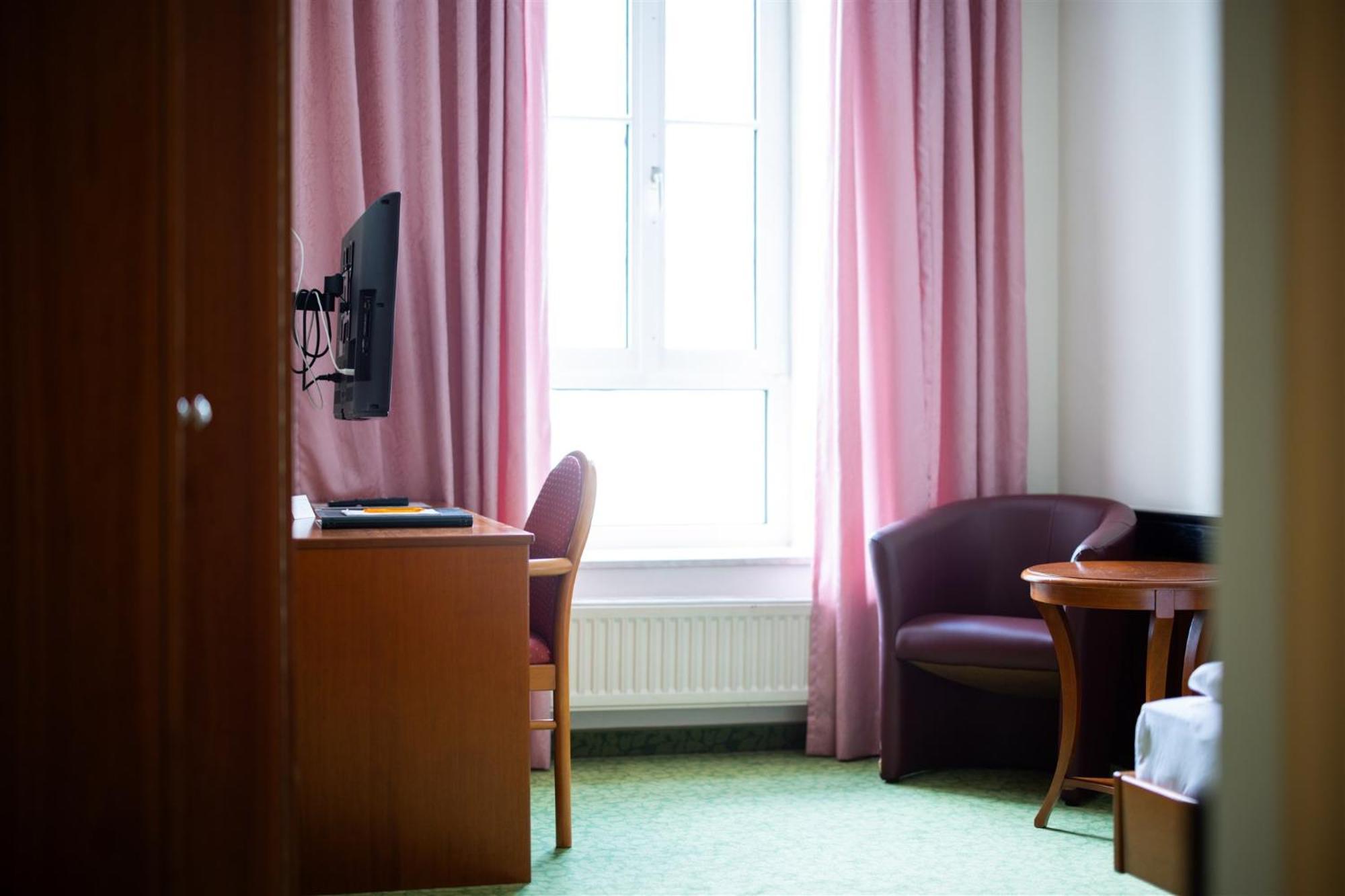 Kurhaus Dr. Petershofer Hotell Wolfsegg am Hausruck Exteriör bild