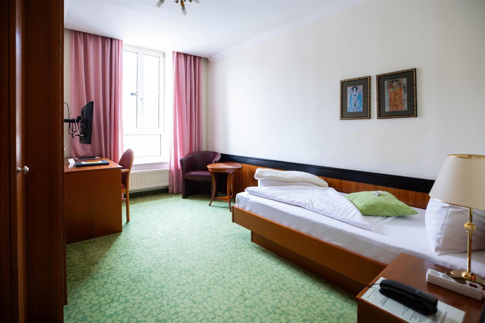 Kurhaus Dr. Petershofer Hotell Wolfsegg am Hausruck Exteriör bild